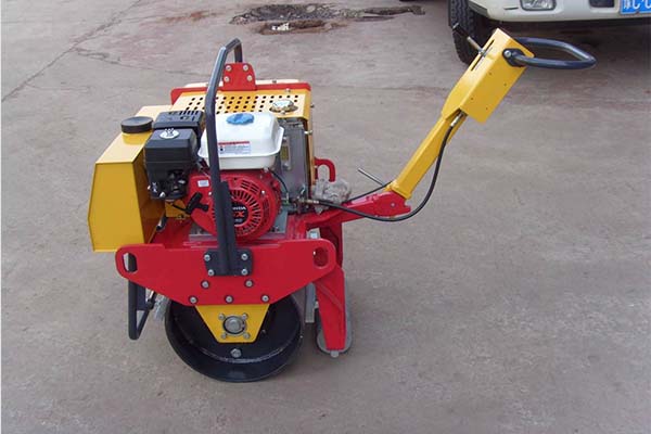 小型<a href='http://m.dcxxcl.cn' target='_blank'>壓路機(jī)</a>