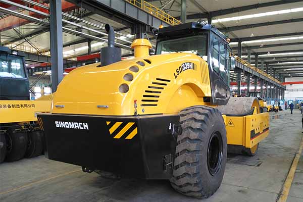 大型<a href='http://m.dcxxcl.cn' target='_blank'>壓路機(jī)</a>